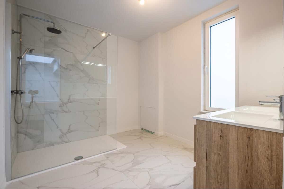 Salle de bain marbre nickel après fin de chantier